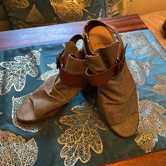 Cloth and leather fashionable mid heel sandal - Picture 2 of 4